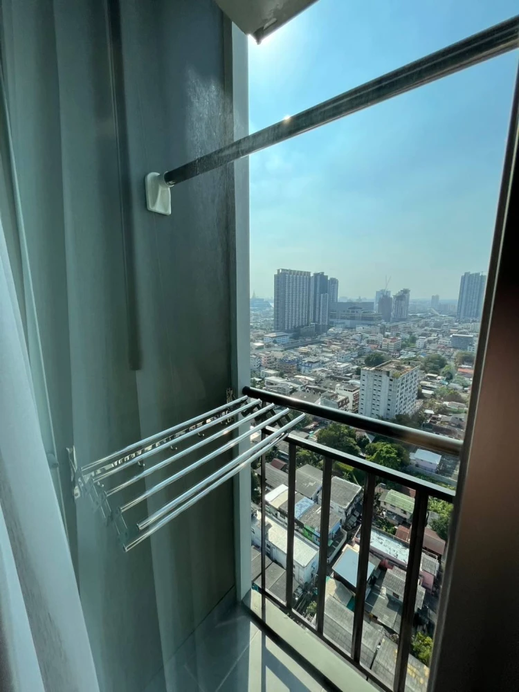 Selling a corner unit at Lumpini Place Taopoon - Interchange, offering privacy and high-quality built-in furniture. Don't miss out!