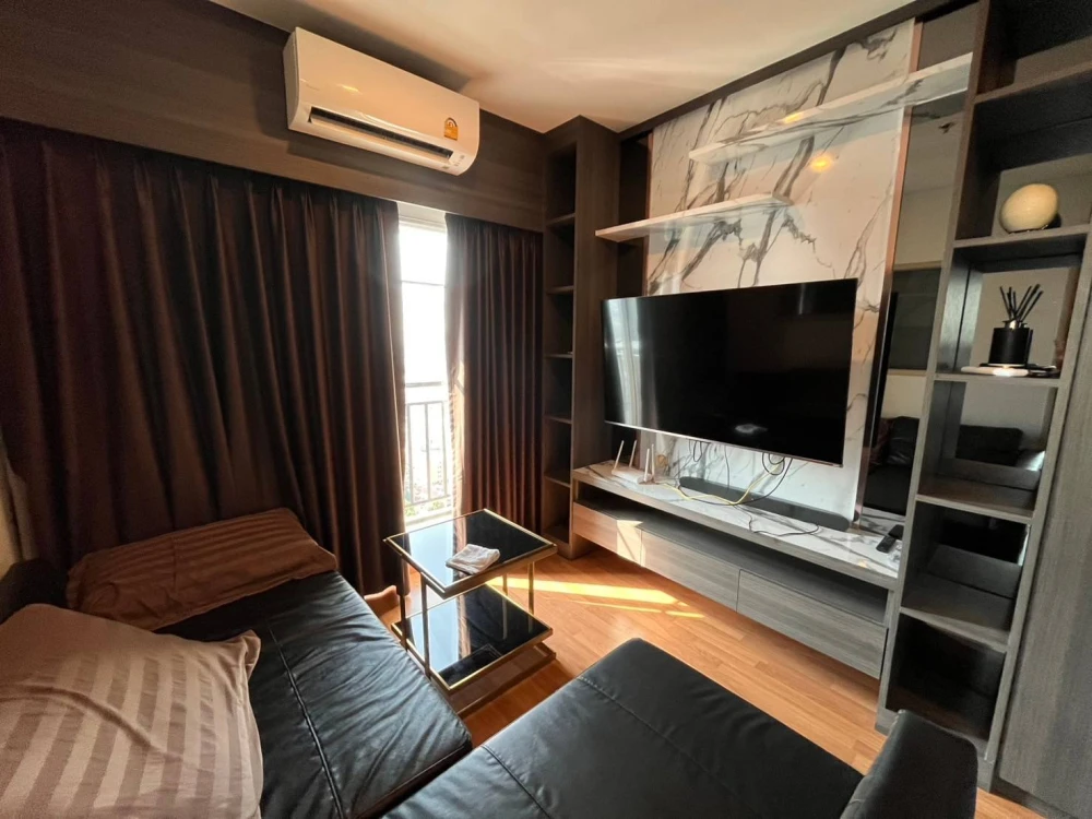 Selling a corner unit at Lumpini Place Taopoon - Interchange, offering privacy and high-quality built-in furniture. Don't miss out!