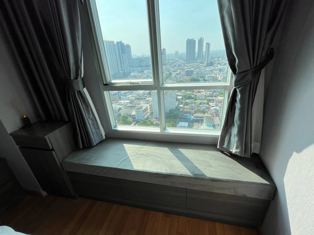 Selling a corner unit at Lumpini Place Taopoon - Interchange, offering privacy and high-quality built-in furniture. Don't miss out!