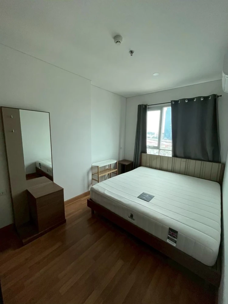 Selling LUMPINI PLACE Ratchada-Sathu, the best unit, hot offer! Includes furniture and appliances, ready to move in.