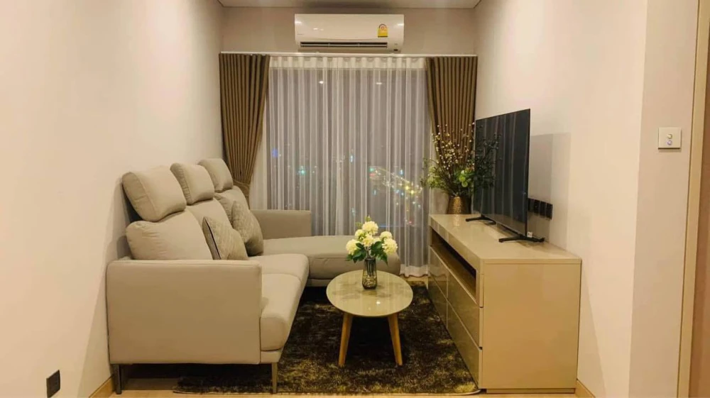 Selling Lumpini Suite Dindaeng-Ratchaprarop, 2 bedrooms, spacious living area, fully furnished. Book now!