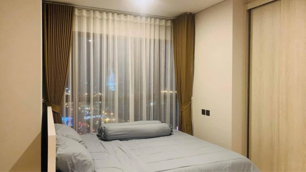 Selling Lumpini Suite Dindaeng-Ratchaprarop, 2 bedrooms, spacious living area, fully furnished. Book now!