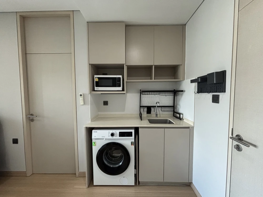 For sale: Lumpini Suite Phetchaburi-Makkasan. Pool view, quiet atmosphere, no direct afternoon sun, cool room, and ready to move in.