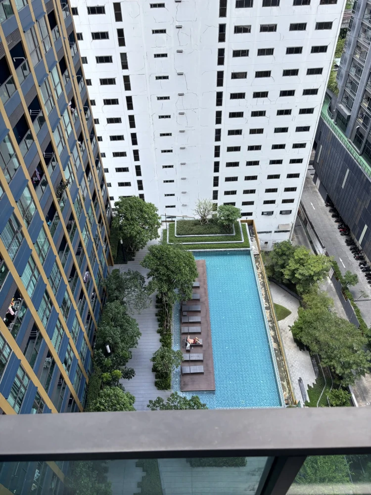 For sale: Lumpini Suite Phetchaburi-Makkasan. Pool view, quiet atmosphere, no direct afternoon sun, cool room, and ready to move in.