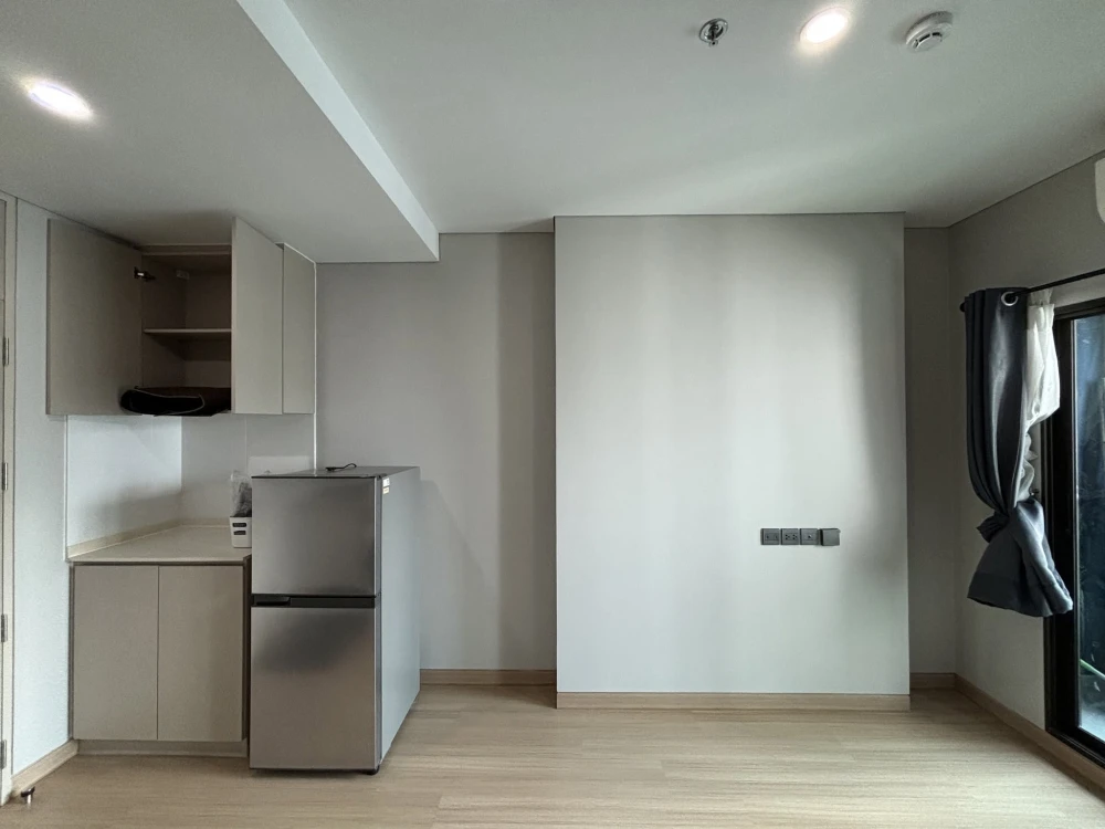 For sale: Lumpini Suite Phetchaburi-Makkasan. Pool view, quiet atmosphere, no direct afternoon sun, cool room, and ready to move in.