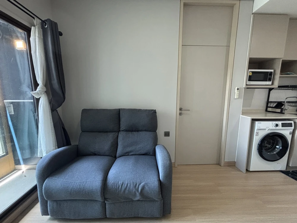 For sale: Lumpini Suite Phetchaburi-Makkasan. Pool view, quiet atmosphere, no direct afternoon sun, cool room, and ready to move in.