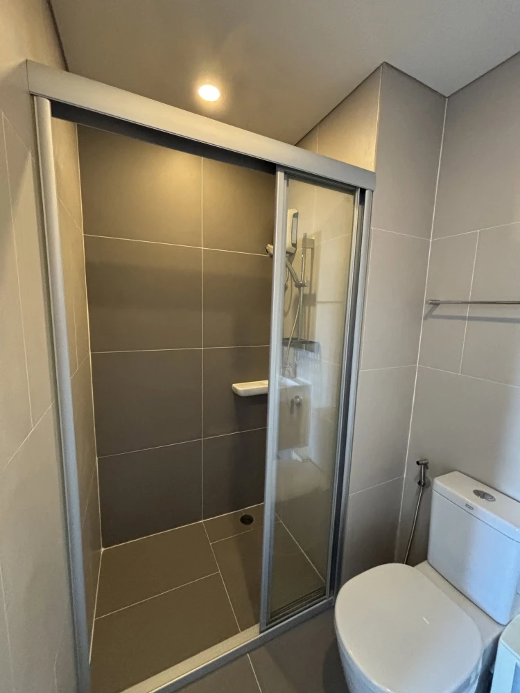 For sale: Lumpini Suite Phetchaburi-Makkasan. Pool view, quiet atmosphere, no direct afternoon sun, cool room, and ready to move in.