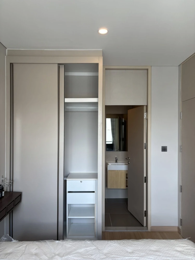 For sale: Lumpini Suite Phetchaburi-Makkasan. Pool view, quiet atmosphere, no direct afternoon sun, cool room, and ready to move in.