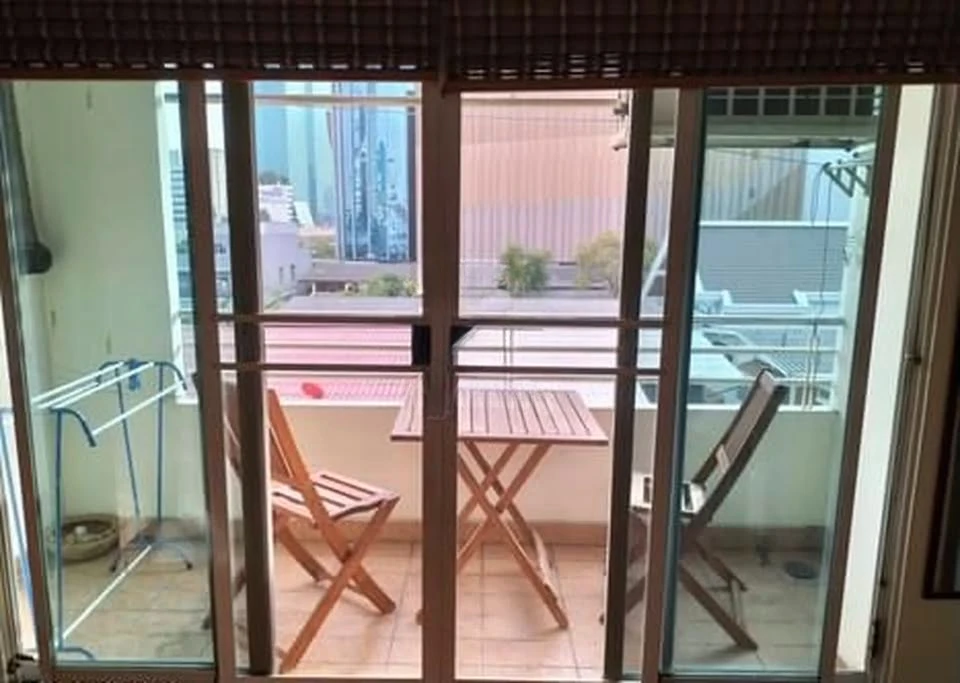 Selling Lumpini Suite Ratchada - Rama 3. Beautiful, spacious, and airy room, ready to move in. Fully furnished with appliances. Book now!