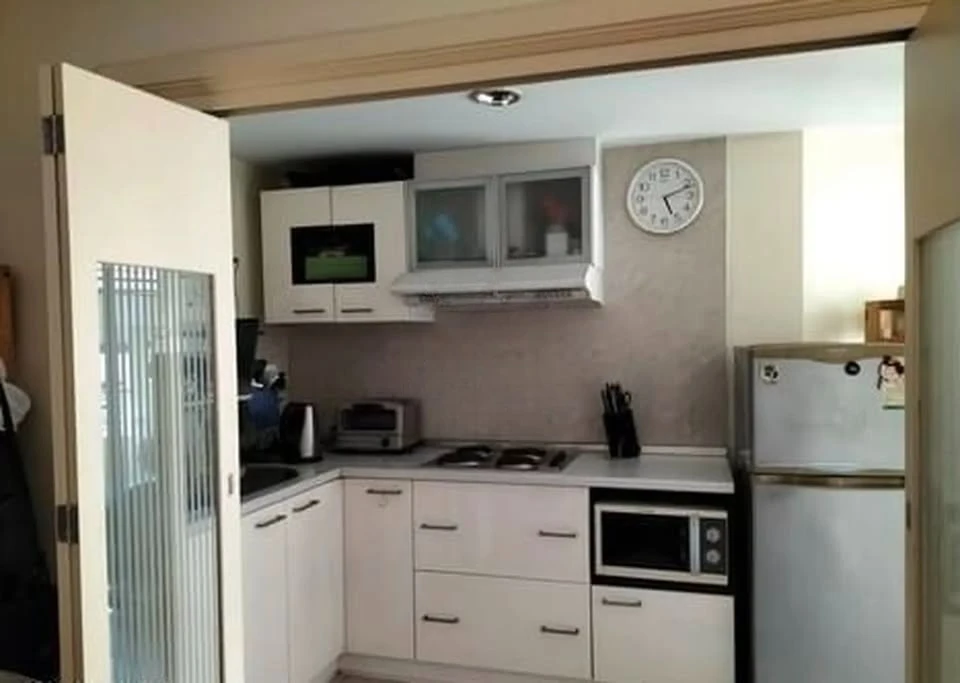 Selling Lumpini Suite Ratchada - Rama 3. Beautiful, spacious, and airy room, ready to move in. Fully furnished with appliances. Book now!