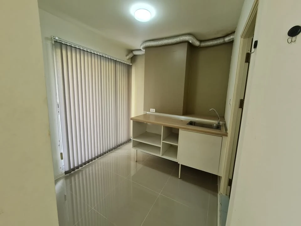 For sale: Lumpini Township Rangsit Klong 1, 2nd floor, corner room, nice to live in. Interested in owning one? Hurry and reserve now.