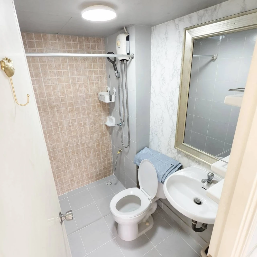 Selling a 4th-floor unit at Lumpini Township Rangsit Klong 1. Fully furnished with complete amenities. Book now!
