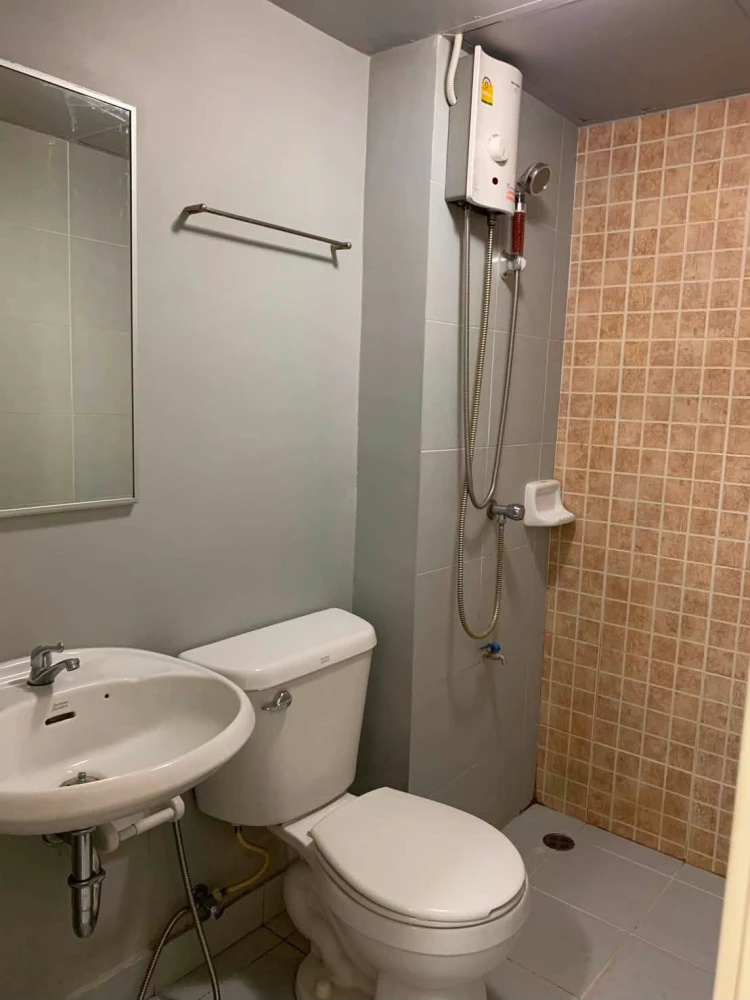 Selling a comfortable 1-bedroom unit at Lumpini Township Rangsit Klong 1. Comes fully furnished with appliances. Don't miss out!