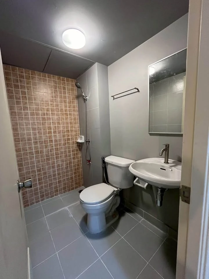 Selling a 1st floor, unfurnished unit at Lumpini Township Rangsit Klong 1. Comes with air conditioning. Great location. Don't miss out!
