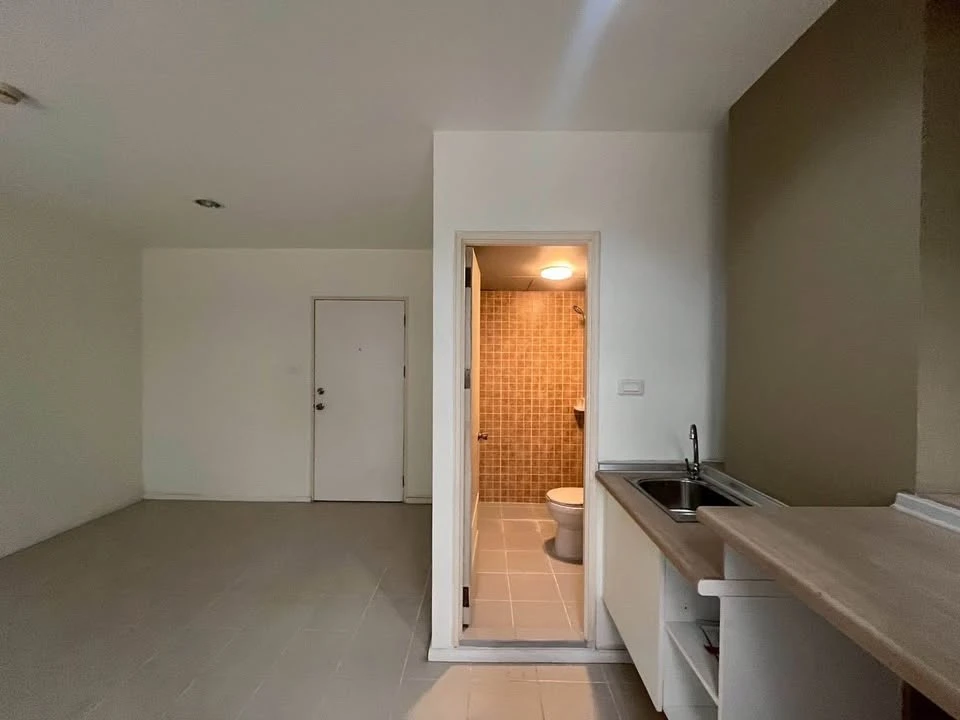 Selling a 1st floor, unfurnished unit at Lumpini Township Rangsit Klong 1. Comes with air conditioning. Great location. Don't miss out!