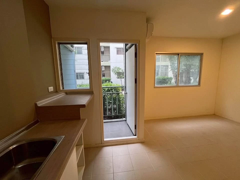 Selling a 1st floor, unfurnished unit at Lumpini Township Rangsit Klong 1. Comes with air conditioning. Great location. Don't miss out!