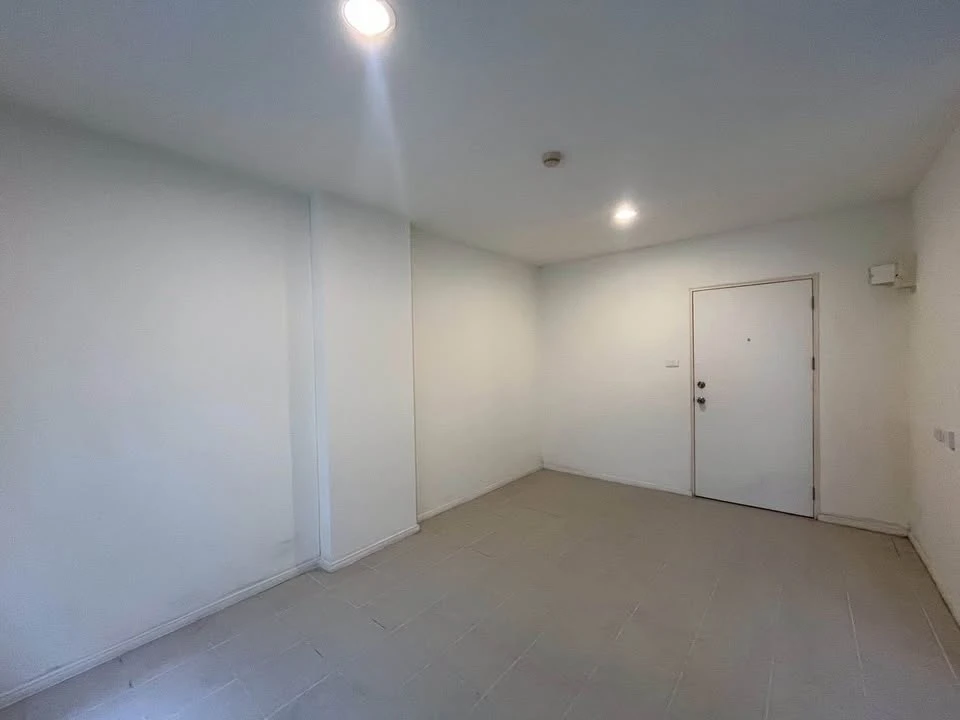 Selling a 1st floor, unfurnished unit at Lumpini Township Rangsit Klong 1. Comes with air conditioning. Great location. Don't miss out!