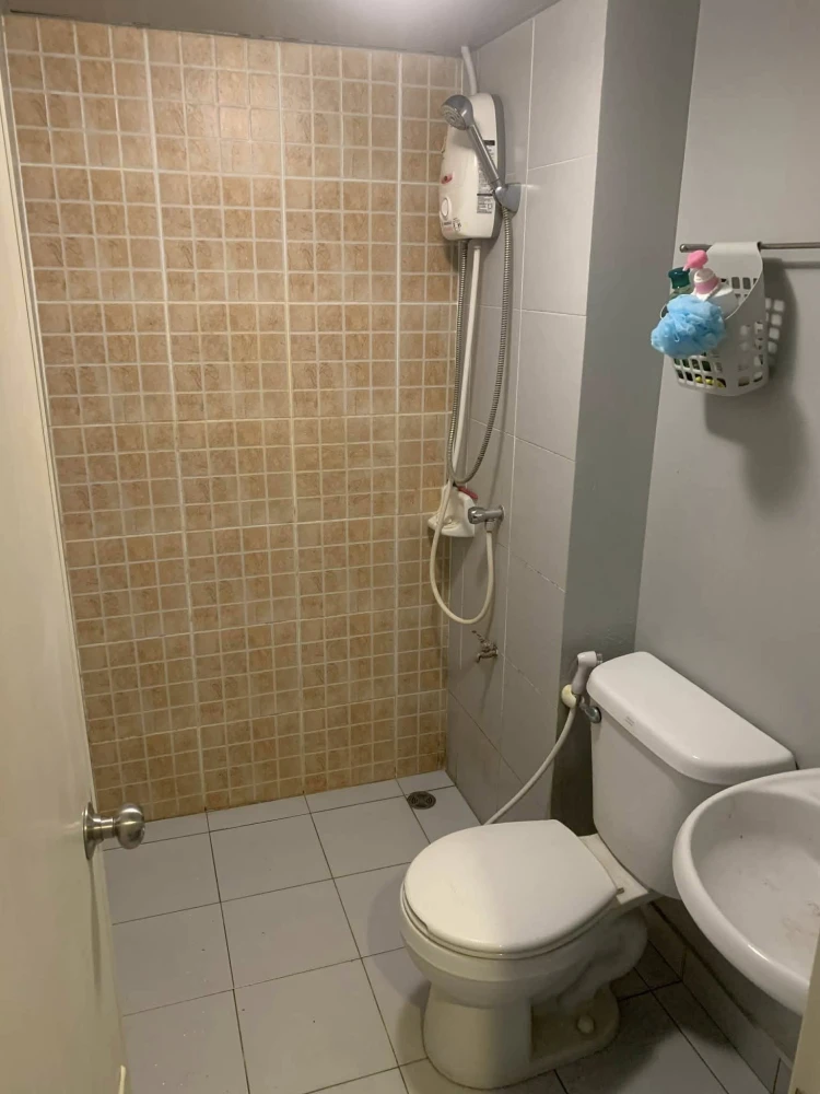 Selling a fully furnished 1-bedroom unit at Lumpini Township Rangsit Klong 1. Ready to move in! Book now!
