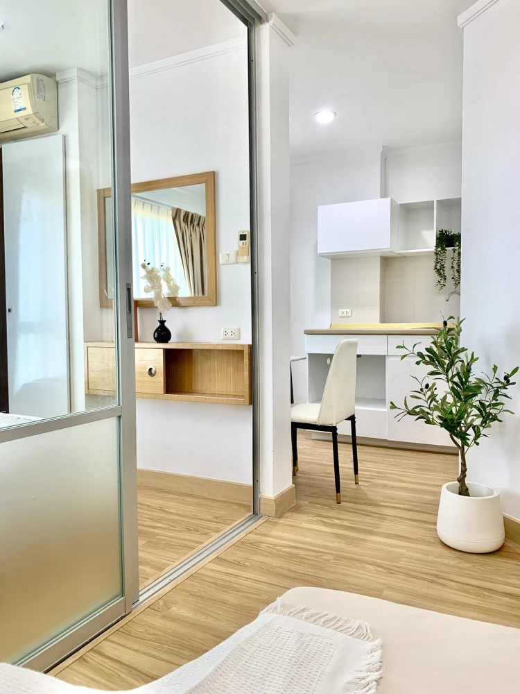 Selling a lovely high-floor unit at Lumpini Ville Chaengwatthana Pakkret. Good ventilation and complete amenities. Book now before it's too late!