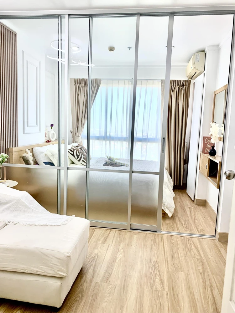 Selling a lovely high-floor unit at Lumpini Ville Chaengwatthana Pakkret. Good ventilation and complete amenities. Book now before it's too late!