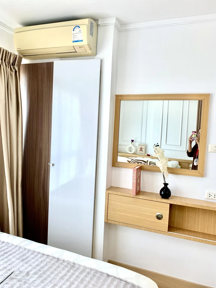 Selling a lovely high-floor unit at Lumpini Ville Chaengwatthana Pakkret. Good ventilation and complete amenities. Book now before it's too late!