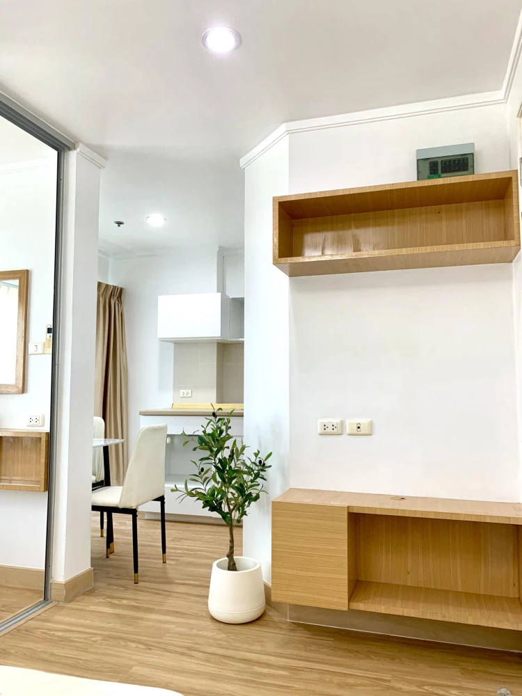 Selling a lovely high-floor unit at Lumpini Ville Chaengwatthana Pakkret. Good ventilation and complete amenities. Book now before it's too late!