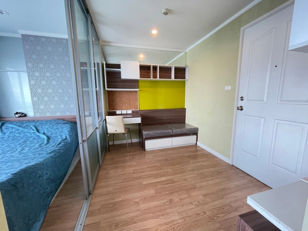 Selling a lovely condo at Lumpini Ville Chaengwatthana Pakkret. Fully furnished with beautiful wallpaper. Don't miss out!