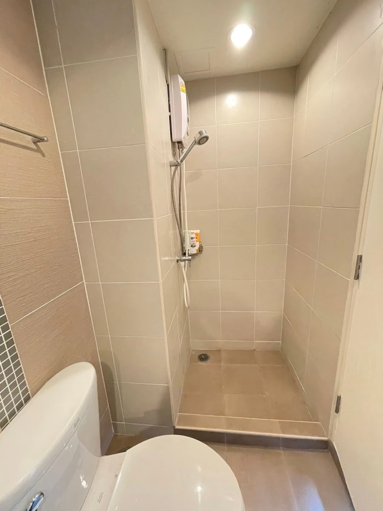 Selling a lovely condo at Lumpini Ville Chaengwatthana Pakkret. Fully furnished with beautiful wallpaper. Don't miss out!