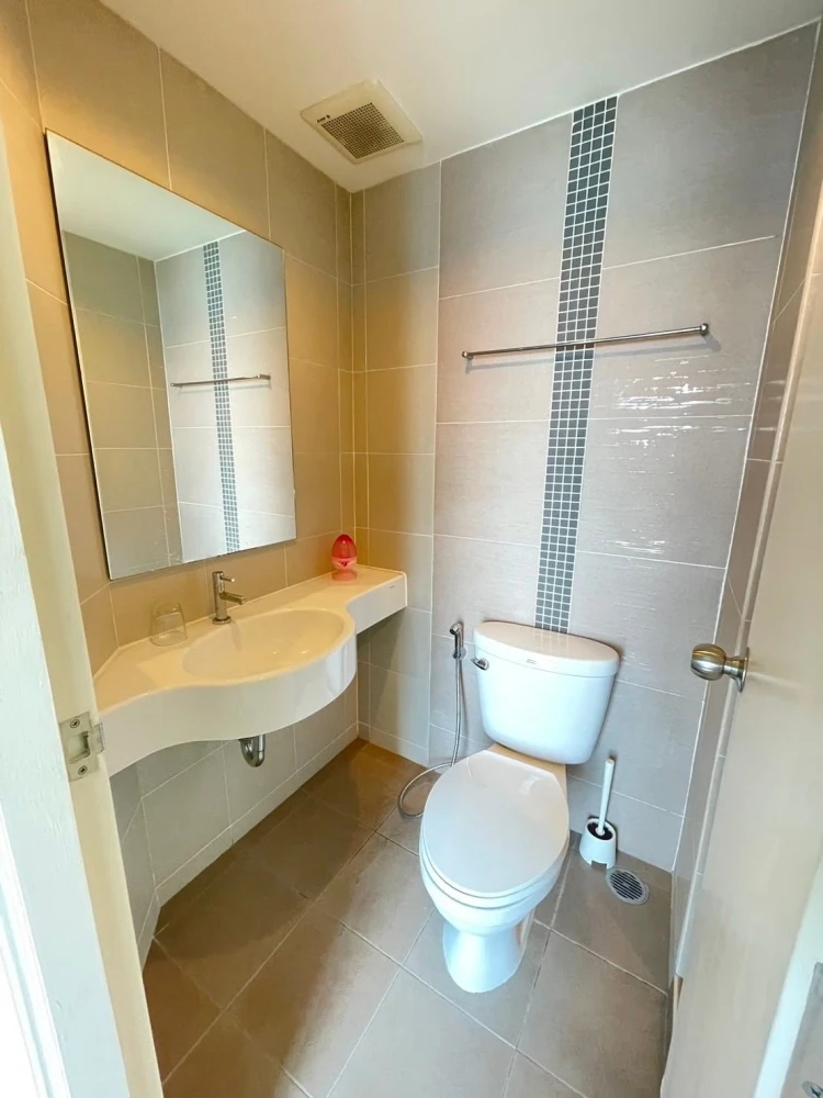 Selling a lovely condo at Lumpini Ville Chaengwatthana Pakkret. Fully furnished with beautiful wallpaper. Don't miss out!