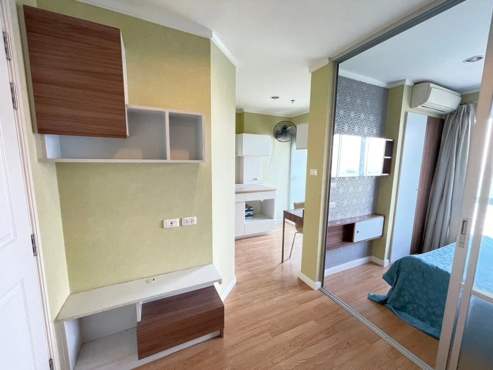 Selling a lovely condo at Lumpini Ville Chaengwatthana Pakkret. Fully furnished with beautiful wallpaper. Don't miss out!