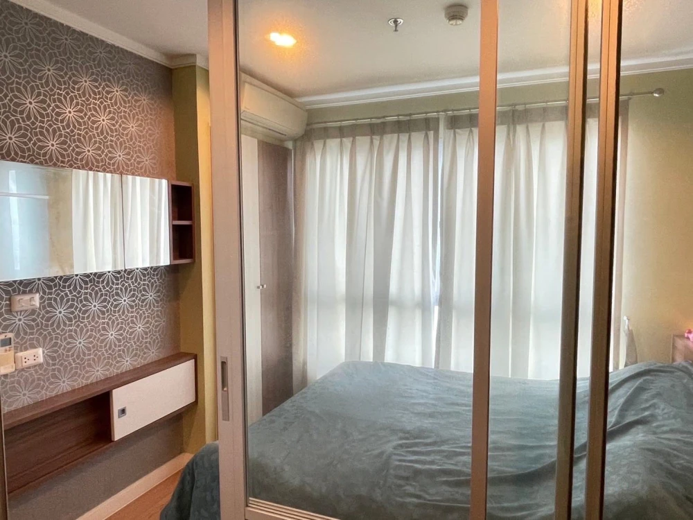 Selling a lovely condo at Lumpini Ville Chaengwatthana Pakkret. Fully furnished with beautiful wallpaper. Don't miss out!