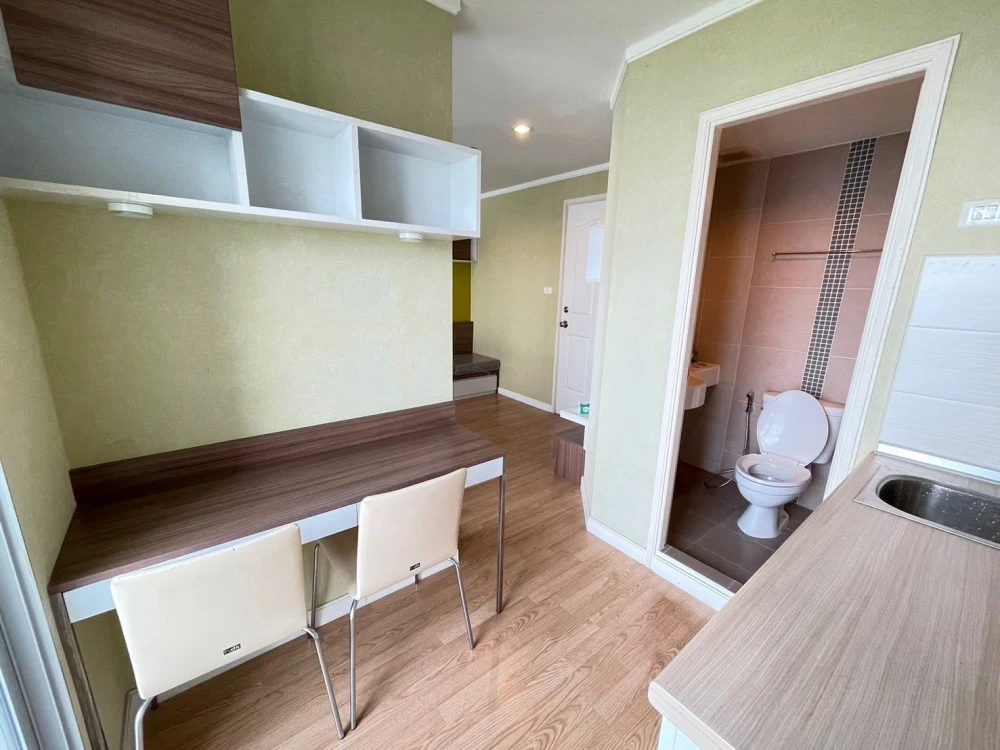 Selling a lovely condo at Lumpini Ville Chaengwatthana Pakkret. Fully furnished with beautiful wallpaper. Don't miss out!