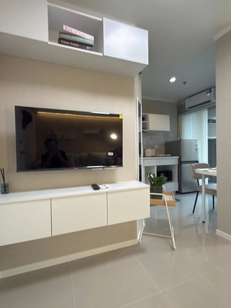 Selling a beautifully decorated Lumpini Ville Naklua - Wongamat unit with high-quality built-in furniture. Don't miss out!