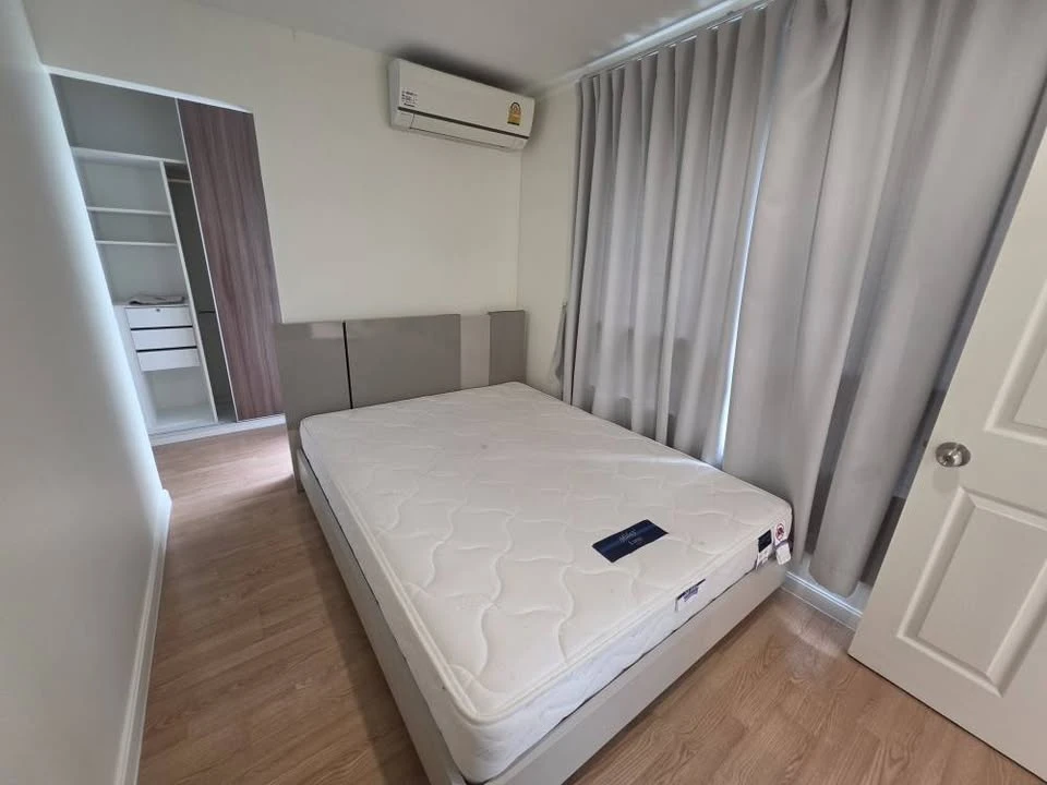 Selling Lumpini Ville Pattanakarn New Phetchaburi, unfurnished unit with spacious living area and complete amenities. Book now!