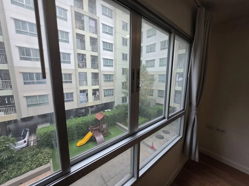 Selling Lumpini Ville Pattanakarn New Phetchaburi, unfurnished unit with spacious living area and complete amenities. Book now!