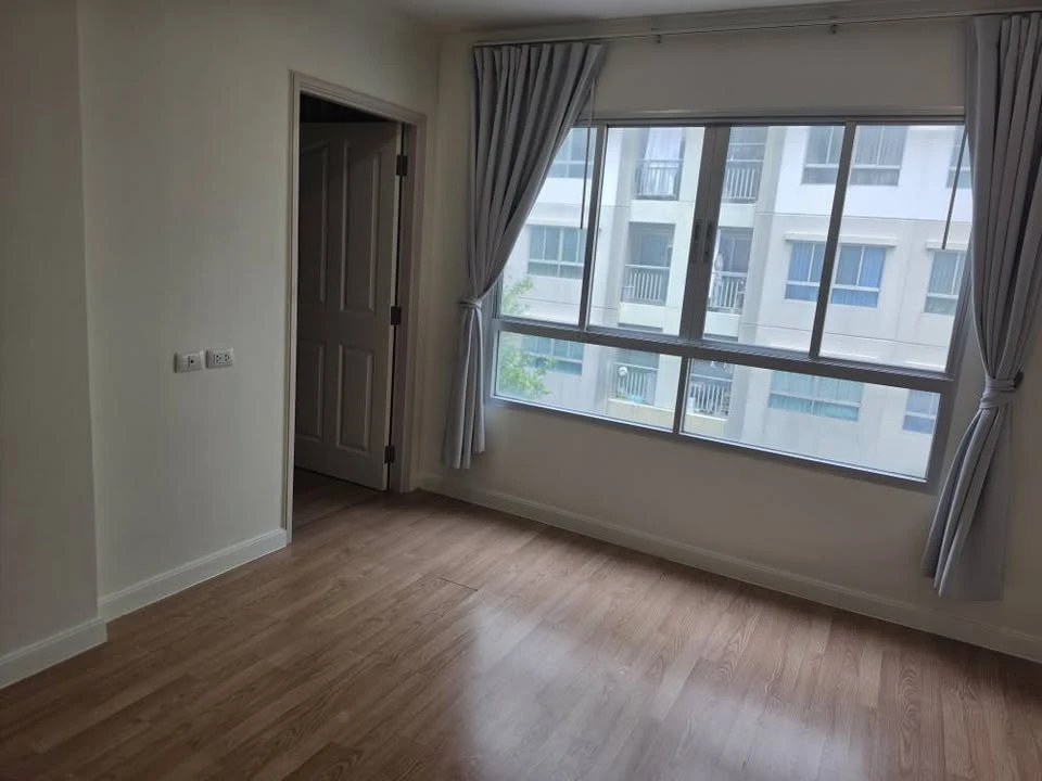 Selling Lumpini Ville Pattanakarn New Phetchaburi, unfurnished unit with spacious living area and complete amenities. Book now!