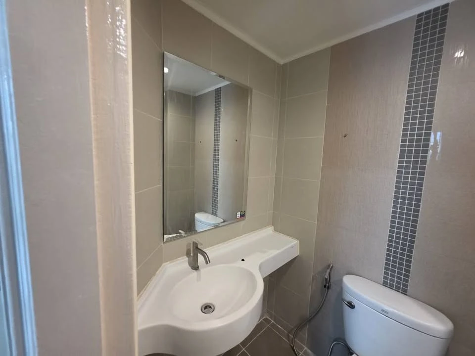 Selling Lumpini Ville Pattanakarn New Phetchaburi, unfurnished unit with spacious living area and complete amenities. Book now!