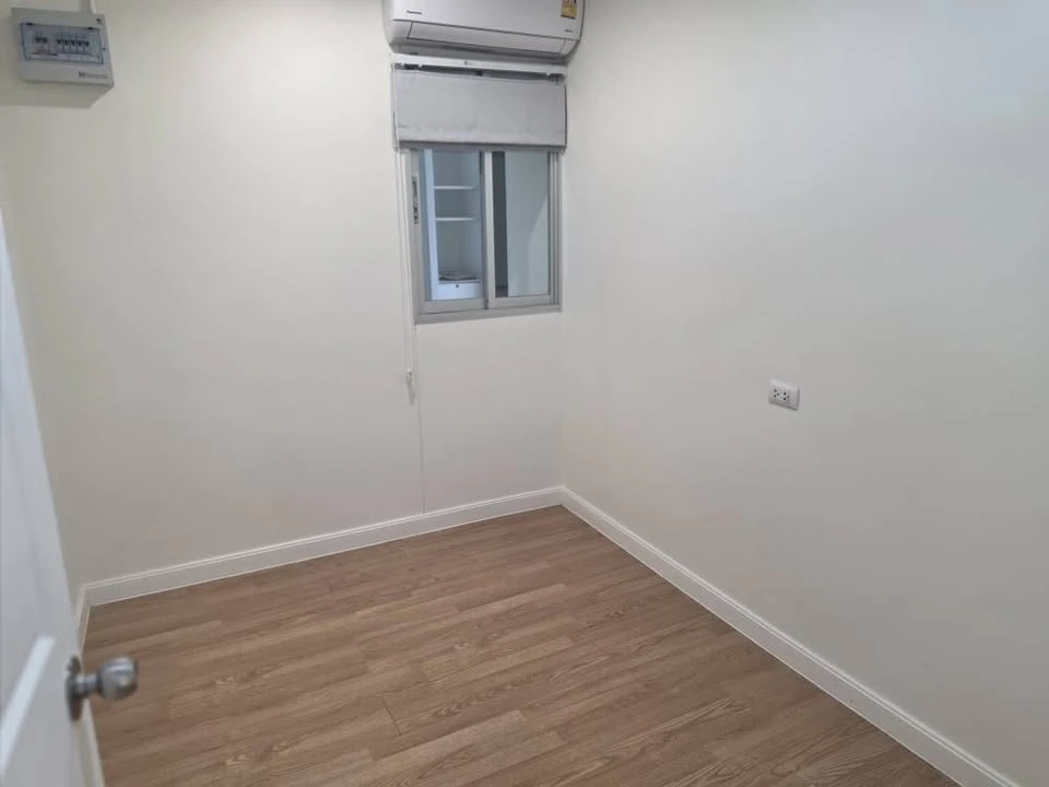 Selling Lumpini Ville Pattanakarn New Phetchaburi, unfurnished unit with spacious living area and complete amenities. Book now!