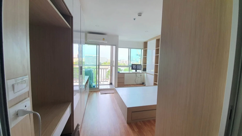 Selling a Lumpini Ville Pattanakarn-Srinakarin condo, 9th floor, with high-quality built-in furniture. You'll regret missing this opportunity!