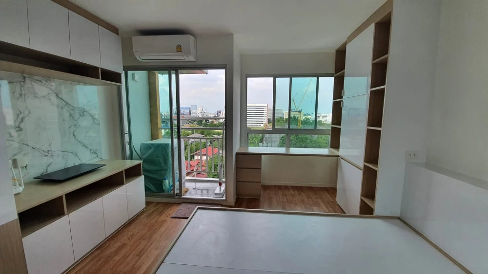 Selling a Lumpini Ville Pattanakarn-Srinakarin condo, 9th floor, with high-quality built-in furniture. You'll regret missing this opportunity!