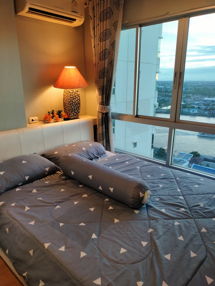 For sale Lumpini Ville Phibulsongkhram-Rivervie, front room on the 22nd floor, view of the Chao Phraya River, wall with wallpaper and built-in bar cou