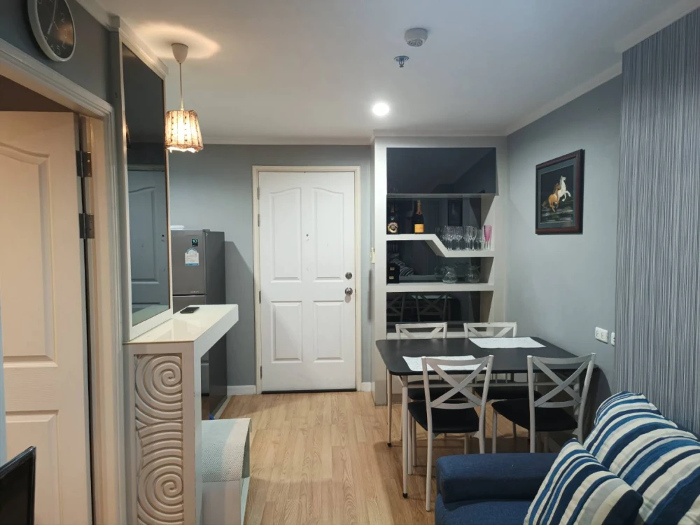 For sale Lumpini Ville Phibulsongkhram-Rivervie, front room on the 22nd floor, view of the Chao Phraya River, wall with wallpaper and built-in bar cou