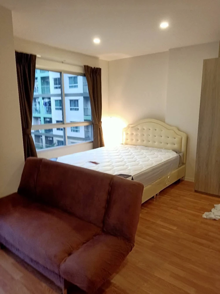 For sale: Lumpini Ville Pranangklao-Riverview, a lovely room with complete amenities and a view of the swimming pool. Reserve now!