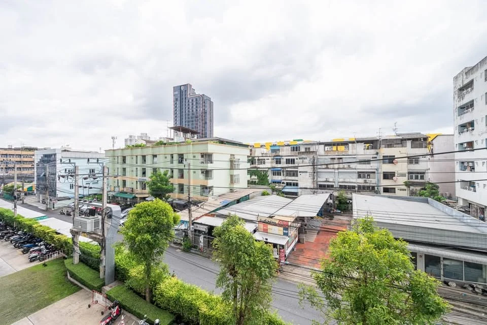 For Sale: Lumpini Ville Ramkhamhaeng 60/2. A well-sized, easy-to-maintain unit—ideal for those seeking an affordably priced condo in the Hua Mak–Bang