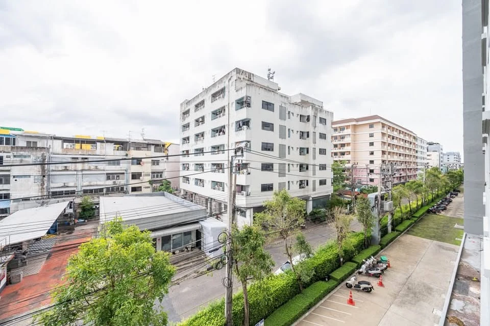 For Sale: Lumpini Ville Ramkhamhaeng 60/2. A well-sized, easy-to-maintain unit—ideal for those seeking an affordably priced condo in the Hua Mak–Bang