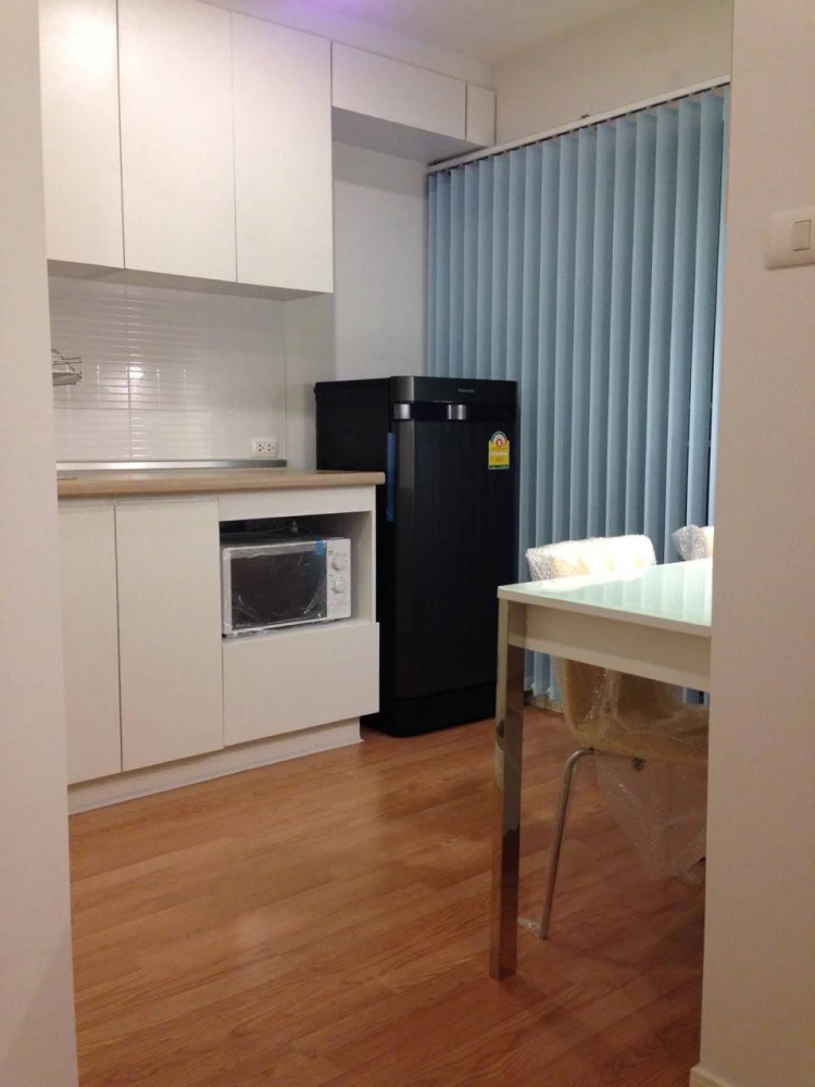 Selling Lumpini Ville Ramkhamhaeng 60/2, corner unit. High privacy, balcony not adjacent to other units, good breeze, not hot in the afternoon. Book q