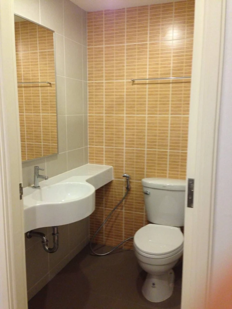 Selling Lumpini Ville Ramkhamhaeng 60/2, corner unit. High privacy, balcony not adjacent to other units, good breeze, not hot in the afternoon. Book q