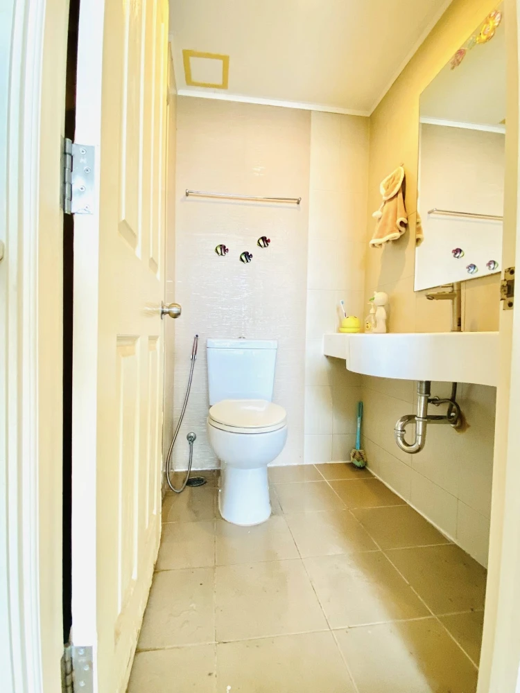 Selling a high-floor unit at Lumpini Ville Ratburana-Riverview. The unit is unfurnished but has a beautiful view. Book now!