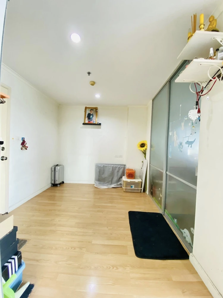 Selling a high-floor unit at Lumpini Ville Ratburana-Riverview. The unit is unfurnished but has a beautiful view. Book now!