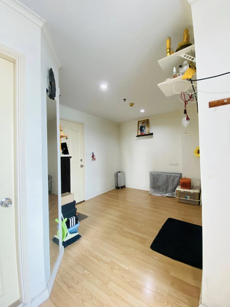 Selling a high-floor unit at Lumpini Ville Ratburana-Riverview. The unit is unfurnished but has a beautiful view. Book now!